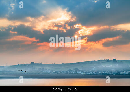 Devon, Regno Unito. Il 31 marzo 2019. Come il sole si rompe attraverso il cloud all'alba, bassa giacente nebbia sovrasta il villaggio di Instow sul fiume Torridge estuary in North Devon. Credito: Terry Mathews/Alamy Live News Foto Stock