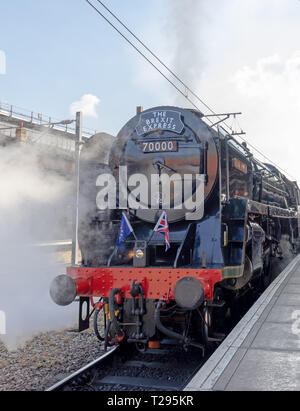 York, Regno Unito. Il 30 marzo 2019. Una locomotiva a vapore "l'Brexit Express" presso la piattaforma sulla stazione di York. Il vapore viene emesso dal motore e bandiere adornano la parte anteriore. Credit: Jack cugino/Alamy Live News Foto Stock