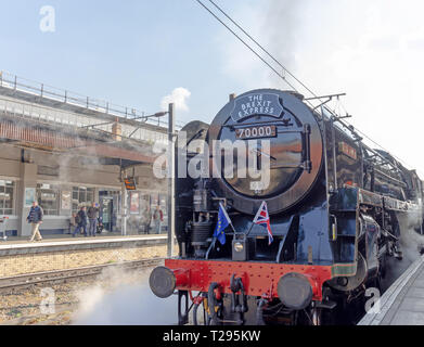 York, Regno Unito. Il 30 marzo 2019. Una locomotiva a vapore "l'Brexit Express" presso la piattaforma sulla stazione di York. Il vapore viene emesso dal motore e bandiere adornano la parte anteriore. Credit: Jack cugino/Alamy Live News Foto Stock