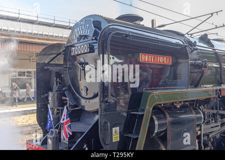 York, Regno Unito. Il 30 marzo 2019. Una locomotiva a vapore "l'Brexit Express" presso la piattaforma sulla stazione di York. Il vapore viene emesso dal motore e bandiere adornano la parte anteriore. Credit: Jack cugino/Alamy Live News Foto Stock