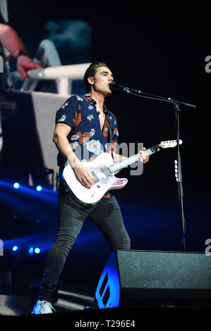 Londra, Regno Unito. Il 30 marzo 2019. Charlie Simpson di rock band Busted visto suonare dal vivo sul palco durante i loro a metà strada ci tour 2019 a SSE di Wembley Arena di Londra. Credito: SOPA Immagini limitata/Alamy Live News Foto Stock