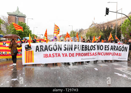 Madrid, Spagna. Il 31 marzo 2019. I partecipanti si vede con cartelli del nome della loro città. 'La Revuelta de la España Vaciada' dalla Plaza de Colón di Madrid al Neptuno con una massiccia partecipazione che rende questo marzo storico, poiché è la prima volta che 90 collettivi da 23 province si riuniscono per arrestare lo spopolamento Credito: Jesús Hellin/Alamy Live News Credito: Jesús Hellin/Alamy Live News Foto Stock