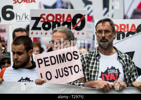 Madrid, Spagna. Il 31 marzo, 2019. Persone che protestano durante una dimostrazione chiede misure per fermare lo spopolamento e la richiesta di uguaglianza con le grandi città. Persone provenienti da tutta la Spagna delle zone rurali del noto come 'Vuoto Spagna", come Soria e Teruel, hanno il viaggio nella capitale per protestare contro la protesta contro la mancanza di infrastrutture in aree spopolate. Credito: Marcos del Mazo/Alamy Live News Foto Stock