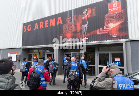 Hannover, Germania. 31 Mar, 2019. Il 31 marzo 2019, Bassa Sassonia, Hannover: giornalisti vai al 5G Arena alla Fiera di Hannover. Dal 1 al 5 aprile, il tutto presso la Hannover Messe si concentrerà attorno al networking, macchine di apprendimento e Internet delle cose. Foto: Friso Gentsch dpa/credito: dpa picture alliance/Alamy Live News Foto Stock