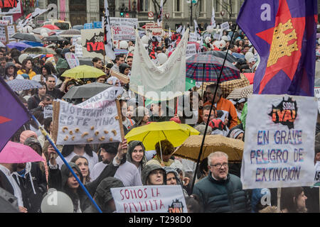 Madrid, Spagna. 31 Mar, 2019. Persone con cartelloni con il motto, abbiamo bisogno di infrastrutture di vivere in campagna, non più città fantasma in Spagna. Cinquanta mila persone hanno partecipato alla dimostrazione di svuotare la Spagna, uniti dalla noia di anni di rivendicazioni per la mancanza di infrastrutture e di esigere le politiche concrete per fermare lo spopolamento in Spagna. con lo slogan Teruel esistono e Soria troppo!, cittadino le piattaforme dei due più spopolato province di Spagna, hanno convenuto di avviare questa campagna nel corso di una riunione nel gennaio scorso, come una chiamata per tutti i territori che soffrono del problema dello spopolamento. Il credito Foto Stock