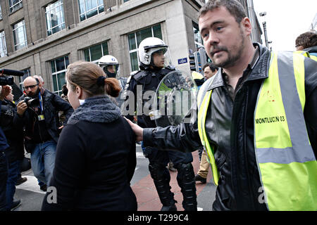 Bruxelles, Belgio. Il 31 marzo 2019.manifestanti rissa con la polizia durante una manifestazione denominata "l'aumento per il clima". Alexandros Michailidis/Alamy Live News Foto Stock