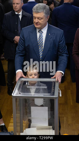 Kiev, Ucraina. 31 Mar, 2019. Per l'Ucraina il Presidente uscente Petro Poroshenko getta il suo voto in corrispondenza di una stazione di polling in Kiev, Ucraina, Marzo 31, 2019. Le votazioni per le elezioni presidenziali in Ucraina ha dato dei calci a fuori la domenica con un numero record di 39 candidati in lizza per la presidenza. Credito: presidenziali ucraine servizio stampa/Xinhua/Alamy Live News Foto Stock