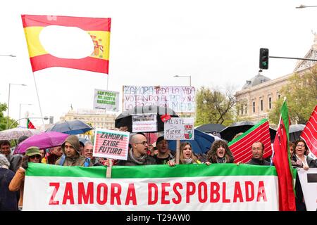 Madrid, Spagna. 31 Mar, 2019. I partecipanti si vede con cartelli del nome della loro città. 'La Revuelta de la España Vaciada' dalla Plaza de Colón di Madrid al Neptuno con una massiccia partecipazione che rende questo marzo storico, poiché è la prima volta che 90 collettivi da 23 province si riuniscono per arrestare lo spopolamento Cordon Premere Credito: CORDON PREMERE/Alamy Live News Foto Stock