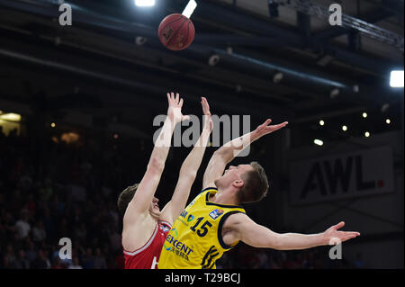 Bamberg, Germania. 31 Mar, 2019. Basket: Bundesliga, Brose Bamberg - ALBA Berlino, girone principale, XXVI GIORNATA: berlinese di Martin Hermannsson (r) combatte con Bamberg Patrick Heckmann per la palla. Alba Berlino sconfitto Brose Bamberg 66:69. Credito: Nicolas Armer/dpa/Alamy Live News Foto Stock