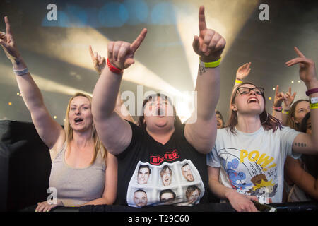 Regno Unito, Wembley Arena, 30 marzo 2018. Busted fan per vedere la loro band esibirsi dal vivo sul palco durante il loro "a metà strada c' tour a Wembley Arena. Michael Tubi / Alamy Live News Foto Stock