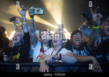 Regno Unito, Wembley Arena, 30 marzo 2018. Busted fan per vedere la loro band esibirsi dal vivo sul palco durante il loro "a metà strada c' tour a Wembley Arena. Michael Tubi / Alamy Live News Foto Stock