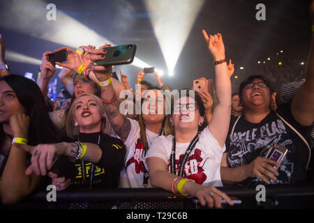 Regno Unito, Wembley Arena, 30 marzo 2018. Busted fan per vedere la loro band esibirsi dal vivo sul palco durante il loro "a metà strada c' tour a Wembley Arena. Michael Tubi / Alamy Live News Foto Stock