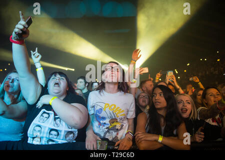 Regno Unito, Wembley Arena, 30 marzo 2018. Busted fan per vedere la loro band esibirsi dal vivo sul palco durante il loro "a metà strada c' tour a Wembley Arena. Michael Tubi / Alamy Live News Foto Stock