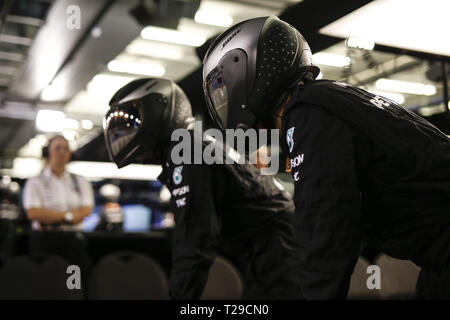 Sakhir, Bahrain. 31 Mar, 2019. Motorsports: FIA Formula One World Championship 2019, il Gran Premio del Bahrain, meccanico della Mercedes AMG Petronas Motorsport 31.03.2019. | Utilizzo di credito in tutto il mondo: dpa/Alamy Live News Foto Stock