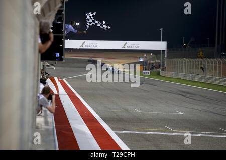Sakhir, Bahrain. 31 Mar, 2019. Motorsports: FIA Formula One World Championship 2019, il Gran Premio del Bahrain, finitura bandiera, Zielflagge 31.03.2019. | Utilizzo di credito in tutto il mondo: dpa/Alamy Live News Foto Stock