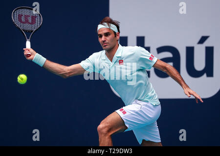 Giardini di Miami, Florida, Stati Uniti d'America. 31 Mar, 2019. Roger Federer, della Svizzera, svolge un diretti contro John Isner, degli Stati Uniti, negli uomini finale del 2019 Miami Open presentato da Itau professional tennis tournament, giocato all'Hardrock Stadium di Miami, Florida, Stati Uniti d'America. Federer ha vinto 6-1, 6-4. Mario Houben/CSM/Alamy Live News Foto Stock