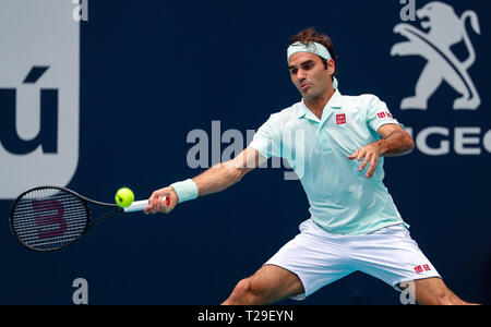 Giardini di Miami, Florida, Stati Uniti d'America. 31 Mar, 2019. Roger Federer, della Svizzera, svolge un diretti contro John Isner, degli Stati Uniti, negli uomini finale del 2019 Miami Open presentato da Itau professional tennis tournament, giocato all'Hardrock Stadium di Miami, Florida, Stati Uniti d'America. Federer ha vinto 6-1, 6-4. Mario Houben/CSM/Alamy Live News Foto Stock