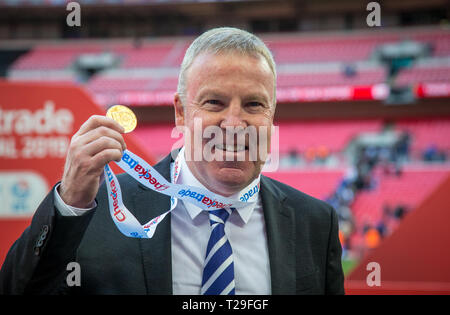 Portsmouth manager Kenny Jackett con la sua medaglia vincitore durante il Trofeo Checkatrade partita finale tra Sunderland e Portsmouth al Wembley Stadium di Londra, Inghilterra il 31 marzo 2019. Foto di Andy Rowland. Foto Stock