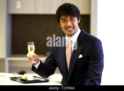 Narita, Giappone. 31 Mar, 2019. Attore giapponese Hiroshi Abe assiste una anteprima della Japan Airlines' (JAL) nuova lounge per i clienti di prima classe che all'Aeroporto Internazionale di Narita a Narita, suburbana Tokyo domenica, 31 marzo 2019. La JAL è aperto anche il percorso Narita-Seattle su Marzo 31. Credito: Yoshio Tsunoda/AFLO/Alamy Live News Foto Stock