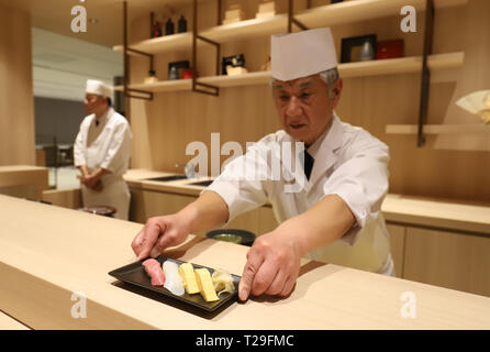 Narita, Giappone. 31 Mar, 2019. Un sushi chef rende un piatto di sushi in un'anteprima della Japan Airlines' (JAL) nuova lounge per i clienti di prima classe che all'Aeroporto Internazionale di Narita a Narita, suburbana Tokyo domenica, 31 marzo 2019. La JAL è aperto anche il percorso Narita-Seattle su Marzo 31. Credito: Yoshio Tsunoda/AFLO/Alamy Live News Foto Stock