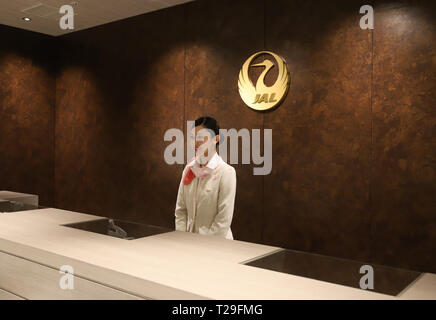 Narita, Giappone. 31 Mar, 2019. Un personale di terra della Japan Airlines (JAL) sorrisi presso la reception della JAL è il nuovo lounge per i clienti di prima classe che all'Aeroporto Internazionale di Narita a Narita, suburbana Tokyo domenica, 31 marzo 2019. La JAL è aperto anche il percorso Narita-Seattle su Marzo 31. Credito: Yoshio Tsunoda/AFLO/Alamy Live News Foto Stock