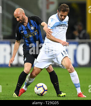 Milano, Italia. 31 Mar, 2019. La Lazio Senad Lulic (R) con vies Inter Borca Valero durante un campionato italiano di una partita di calcio tra Inter e Milan e Lazio, in Italia, a Milano, 31 marzo 2019. Il Lazio ha vinto 1-0. Credito: Augusto Casasoli/Xinhua/Alamy Live News Foto Stock