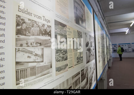 27 marzo 2019, Meclemburgo-Pomerania, Prora: vista alla mostra del Centro di Documentazione Prora nei locali della KdF-sea resort Prora nel comune Binz sull'isola di Rügen. Prora è sulla strada per diventare un'oasi turistica di benessere sull'isola di Rügen. I nazisti avevano già presente nella mente con il loro gigantesco KdF località balneare. L'organizzazione nazista Kraft durch Freude (kdf) prevista una stazione balneare per 20.000 persone negli anni trenta. Rimase incompiuta, vacanzieri mai arrivati. Con l'inizio della guerra nel 1939 i lavori di costruzione è stata arrestata e il Foto Stock