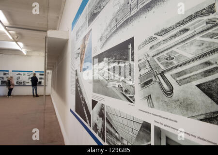 27 marzo 2019, Meclemburgo-Pomerania, Prora: vista alla mostra del Centro di Documentazione Prora nei locali della KdF-sea resort Prora nel comune Binz sull'isola di Rügen. Prora è sulla strada per diventare un'oasi turistica di benessere sull'isola di Rügen. I nazisti avevano già presente nella mente con il loro gigantesco KdF località balneare. L'organizzazione nazista Kraft durch Freude (kdf) prevista una stazione balneare per 20.000 persone negli anni trenta. Rimase incompiuta, vacanzieri mai arrivati. Con l'inizio della guerra nel 1939 i lavori di costruzione è stata arrestata e il Foto Stock