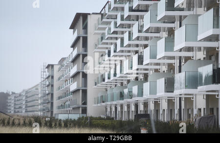 Prora, Germania. 27 Mar, 2019. Vista del blocco 1 nel complesso elencati di Prora. Prora è sulla strada per diventare un'oasi turistica di benessere sull'isola di Rügen. I nazisti avevano già presente nella mente con il loro gigantesco KdF località balneare. L'organizzazione nazista Kraft durch Freude (kdf) prevista una stazione balneare per 20.000 persone negli anni trenta. Rimase incompiuta, vacanzieri mai arrivati. Con l'inizio della guerra nel 1939 i lavori di costruzione è stato arrestato e gli edifici sono stati utilizzati per altri fini. Credito: Stefan Sauer/dpa/Alamy Live News Foto Stock