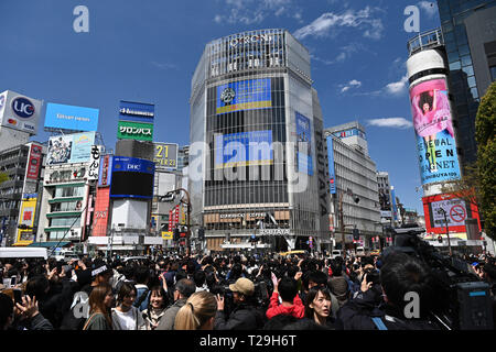 Tokyo, Giappone. 1 apr, 2019. La gente guarda un grande schermo che mostra le notizie flash circa il nome della nuova epoca imperiale, 'Reiwa,' a Tokyo in Giappone il 1 aprile 2019. Il governo giapponese ha annunciato ufficialmente il paese della prossima era sarà noto come 'Reiwa' era il lunedì, un mese prima del Principe Ereditario Naruhito ascende al trono dopo l'imperatore Akihito di abdicazione. Credito: MATSUO.K/AFLO/Alamy Live News Foto Stock