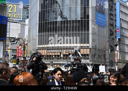 Tokyo, Giappone. 1 apr, 2019. La gente guarda un grande schermo che mostra le notizie flash circa il nome della nuova epoca imperiale, 'Reiwa,' a Tokyo in Giappone il 1 aprile 2019. Il governo giapponese ha annunciato ufficialmente il paese della prossima era sarà noto come 'Reiwa' era il lunedì, un mese prima del Principe Ereditario Naruhito ascende al trono dopo l'imperatore Akihito di abdicazione. Credito: MATSUO.K/AFLO/Alamy Live News Foto Stock