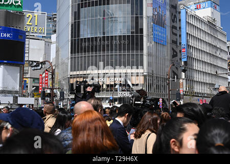 Tokyo, Giappone. 1 apr, 2019. La gente guarda un grande schermo che mostra le notizie flash circa il nome della nuova epoca imperiale, 'Reiwa,' a Tokyo in Giappone il 1 aprile 2019. Il governo giapponese ha annunciato ufficialmente il paese della prossima era sarà noto come 'Reiwa' era il lunedì, un mese prima del Principe Ereditario Naruhito ascende al trono dopo l'imperatore Akihito di abdicazione. Credito: MATSUO.K/AFLO/Alamy Live News Foto Stock