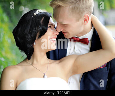 Closeup. ritratto della sposa abbracciando il govern Foto Stock