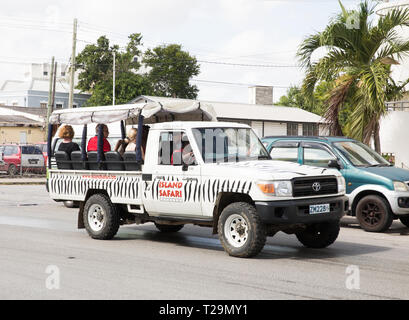 La gente in un'isola di safari in jeep Bridgetown, la capitale delle Barbados Foto Stock
