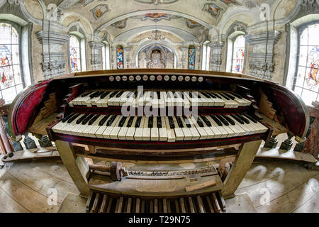 Vecchio e rotture di organo da chiesa - dettaglio della tastiera - fish eye lens Foto Stock