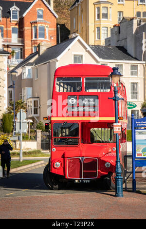 Vintage Routemaster double decker bus sul lungomare di Llandudno North Wales Foto Stock