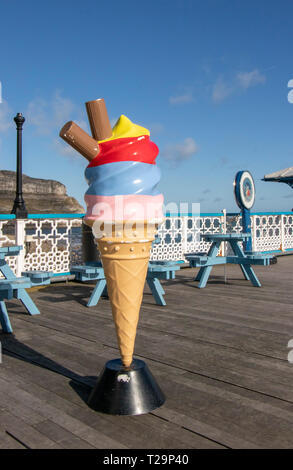 Grande modello promozionale del cono gelato in Vittoriani di Llandudno Pier il Galles del Nord Foto Stock