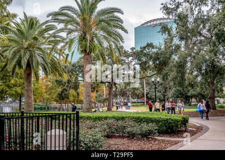 ORLANDO, FLORIDA, Stati Uniti d'America - Dicembre 2018: Lake Eola Park, destinazione popolare per il festival, concerti, passeggiate per la raccolta di fondi e anche matrimoni. Foto Stock