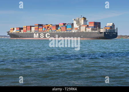 Il contenitore nave MSC, Assja, cottura a vapore in acqua profonda canale come si avvicina al Porto di Southampton, Regno Unito. Il 25 marzo 2019. Foto Stock