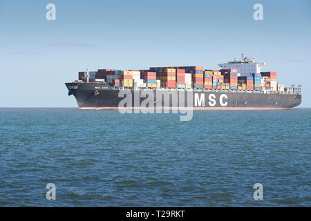 Il contenitore nave MSC, Assja, in corso in mare, lungo il tragitto per il Porto di Southampton, Regno Unito. Il 25 marzo 2019. Foto Stock