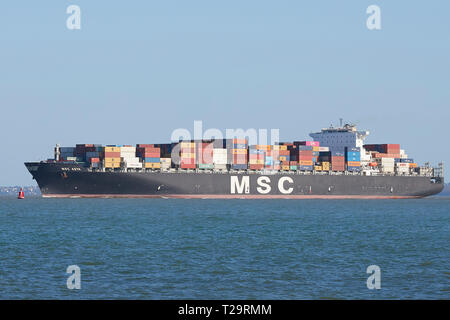 Il contenitore nave MSC, Assja, entra l'acqua profonda canale come si avvicina al Porto di Southampton, Regno Unito. Il 25 marzo 2019. Foto Stock