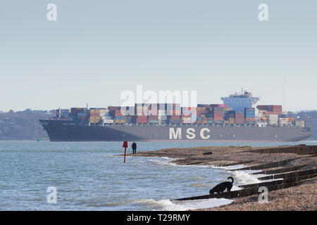 Il contenitore nave MSC, Assja, in acque profonde, canale nord dell' Isola di Wight, si avvicina al Porto di Southampton, Regno Unito. Il 25 marzo 2019. Foto Stock