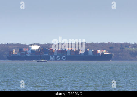 Il contenitore nave MSC, Assja, in acque profonde, canale nord dell' Isola di Wight, si avvicina al Porto di Southampton, Regno Unito. Il 25 marzo 2019. Foto Stock