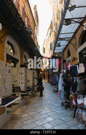 Corfù, Grecia - Aprile 7, 2018: strette stradine della città di Kerkyra, l'isola di Corfù, Grecia. Foto Stock