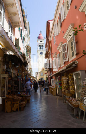 Corfù, Grecia - Aprile 7, 2018: strette stradine della città di Kerkyra, l'isola di Corfù, Grecia. Campanile di San Spiridione Chiesa. Foto Stock