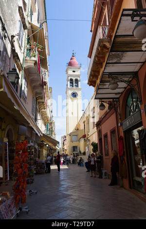 Corfù, Grecia - Aprile 7, 2018: strette stradine della città di Kerkyra, l'isola di Corfù, Grecia. Campanile di San Spiridione Chiesa. Foto Stock