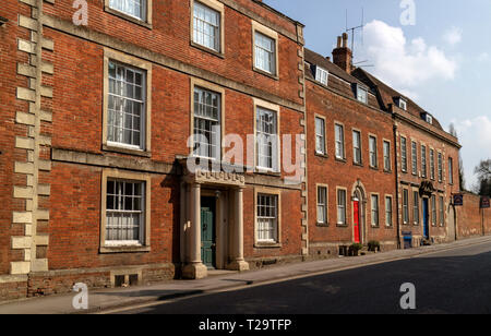 Devizes, Wiltshire, Inghilterra, Regno Unito. Marzo 2019. Edificio storico su Long Street nel centro della città. Foto Stock