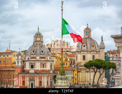Colonna di Traiano e chiese, Roma, Italia Foto Stock