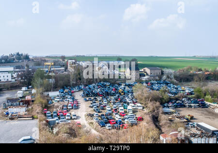 Linee di vetture frantumato relitto - in scrapyard prima di essere triturati il riciclaggio Foto Stock