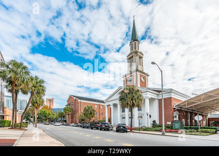 ORLANDO, FLORIDA, Stati Uniti d'America - Dicembre 2018: la prima chiesa presbiteriana di Orlando istituito nel 1876 presso Church Street, il centro cittadino di Orlando, Florida, Regno S Foto Stock